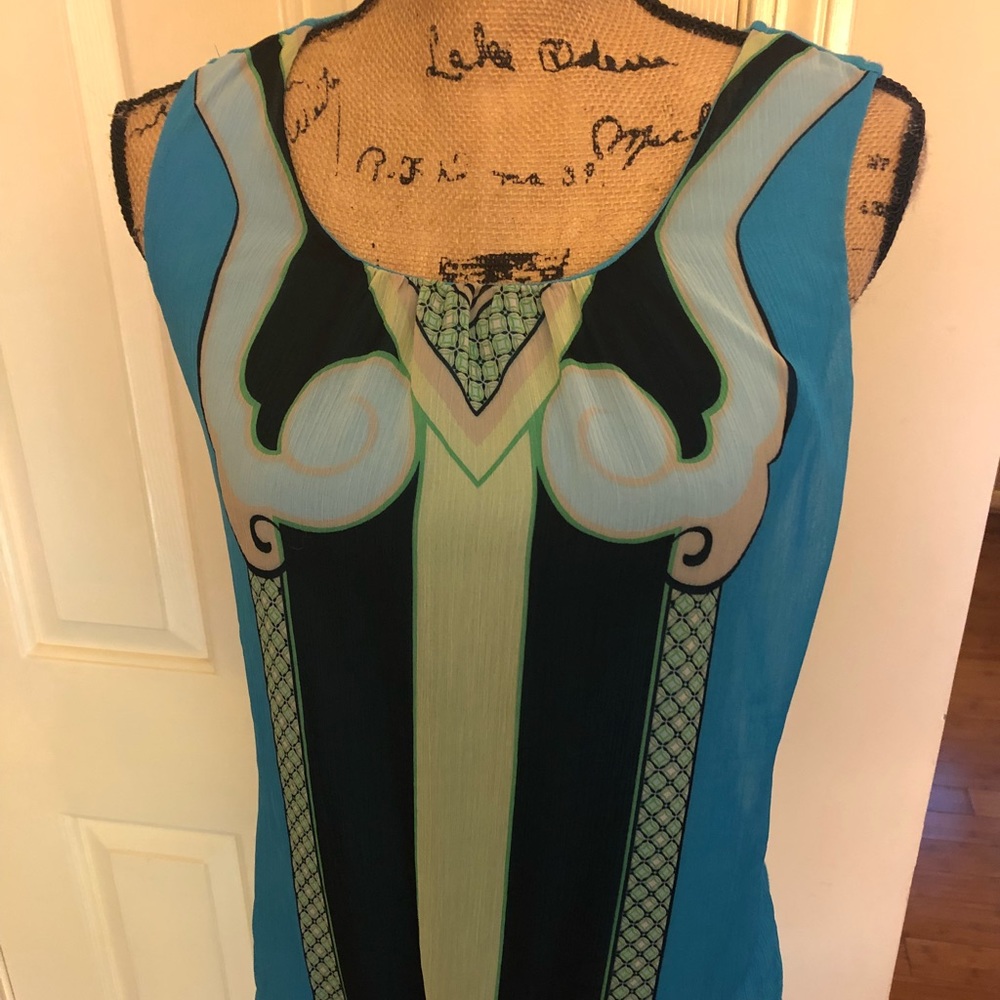 Beautiful print, sleeveless size S shirt.